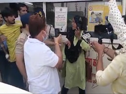 इंदौर में भीषण आगजनी से सात लोगों की मौत के मामले में आरोपी को थाने में युवती ने जड़ा तमाचा इंदौर में भीषण आगजनी से सात लोगों की मौत के मामले में आरोपी को थाने में युवती ने जड़ा तमाचा