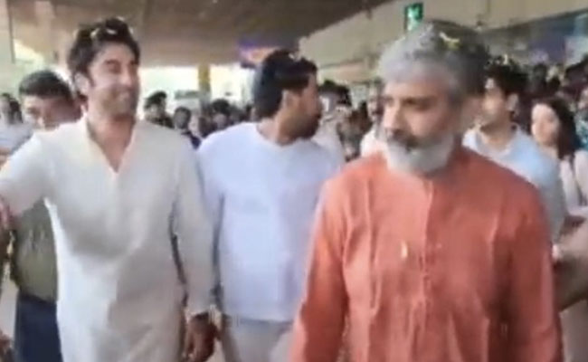 VIDEO: 'ब्रह्मास्त्र' के प्रमोशन के लिए विशाखापट्टनम पहुंचे रणबीर कपूर और एसएस राजामौली, गाजे-बाजे और फूलों से हुआ स्वागत