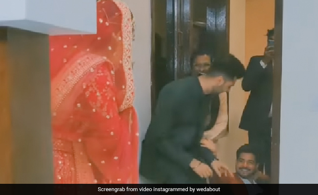 दुल्हन की खूबसूरती देख होश खो बैठे दूल्हे के दोस्त, जैसे ही लड़की ने खोला दरवाज़ा ज़मीन पर एकसाथ गिरे धड़ाम