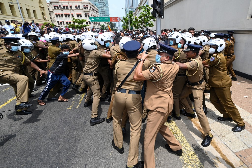 Sri Lanka : सरकार विरोधी प्रदर्शनकारियों को "देखते ही गोली मारने के आदेश"