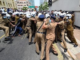 Sri Lanka : सरकार विरोधी प्रदर्शनकारियों को "देखते ही गोली मारने के आदेश" Sri Lanka : सरकार विरोधी प्रदर्शनकारियों को "देखते ही गोली मारने के आदेश"