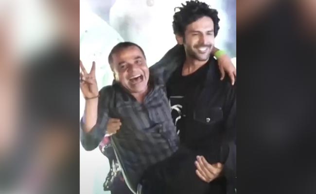 भूल भुलैया 2 की सक्सेस पार्टी में राजपाल यादव को गोद में उठा यूं मस्ती करते दिखे कार्तिक आर्यन, फैन्स ने कहा- बेस्ट कपल