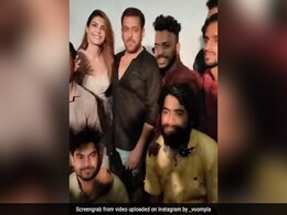 ईद के जश्न पर सलमान खान ने जैकलीन फर्नांडिस का हाथ थामकर खिंचवाईं तस्वीरें, भाईजान का अंदाज देख फैंस ने जमकर की तारीफ ईद के जश्न पर सलमान खान ने जैकलीन फर्नांडिस का हाथ थामकर खिंचवाईं तस्वीरें, भाईजान का अंदाज देख फैंस ने जमकर की तारीफ