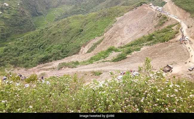 कश्मीर में गहरी खाई में गिरी कार, कई लोगों की मौत की आशंका