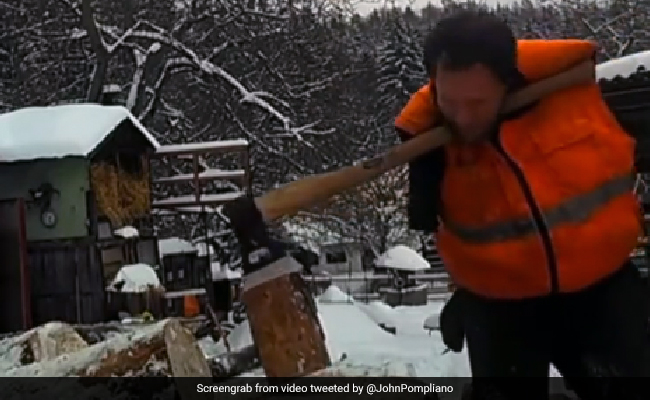 दोनों हाथ नहीं थे, फिर भी कुल्हाड़ी से लकड़ियां काट रहा था शख्स, अद्भुत टैलेंट देख आर माधवन ने कही ये बात - देखें VIDEO