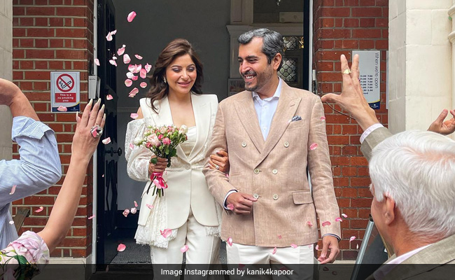 Kanika Kapoor Shares Pics From Her Court Wedding With Gautam Hathiramani