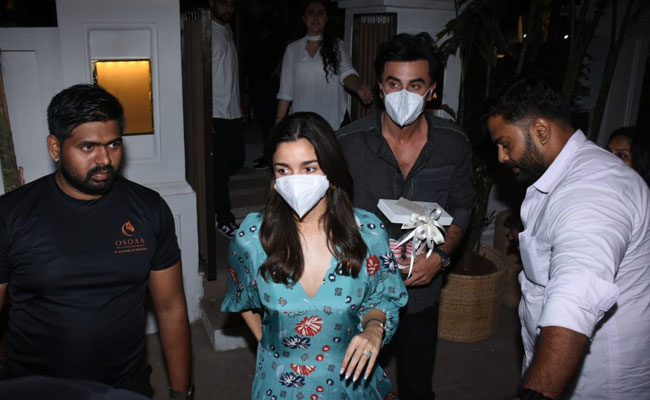 Ranbir Kapoor And Alia Bhatt Enjoy Dinner Date As They Mark Their One Month Anniversary