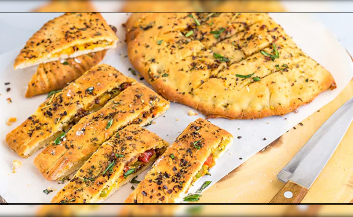 Air Fryer Recipe: एयर फ्रायर मे बनाएं Domino's Style Stuffed Garlic Bread, नोट करें रेसिपी