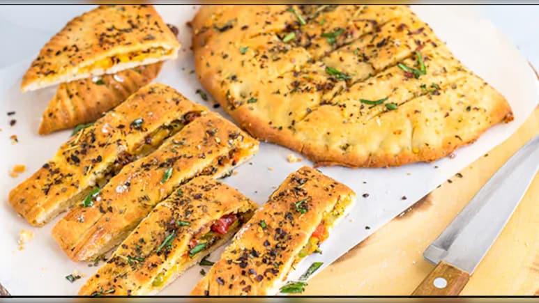 Air Fryer Recipe: एयर फ्रायर मे बनाएं Domino's Style Stuffed Garlic Bread, नोट करें रेसिपी