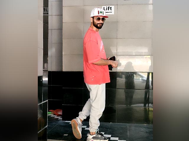 कैजुअल लुक में नजर आए शाहिद कपूर