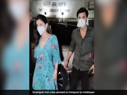 शादी के एक महीने बाद पहली बार डिनर डेट पर गए रणबीर कपूर और आलिया भट्ट, वीडियो में देखा प्यारभरा अंदाज शादी के एक महीने बाद पहली बार डिनर डेट पर गए रणबीर कपूर और आलिया भट्ट, वीडियो में देखा प्यारभरा अंदाज