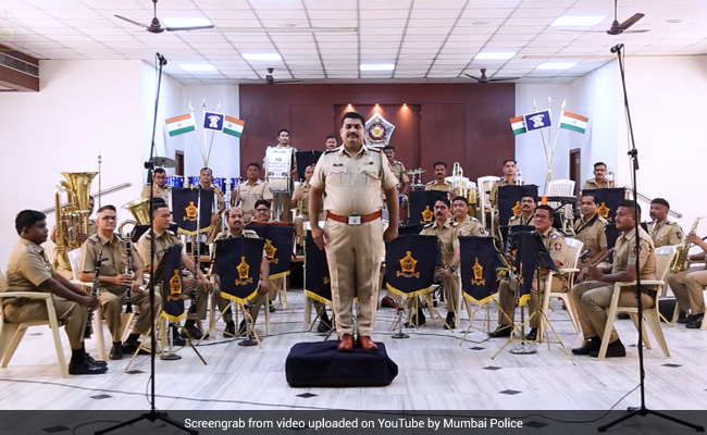 मुंबई पुलिस बैंड ने सुरीले अंदाज़ में बजाया, शम्मी कपूर का गाना ‘अजी ऐसा मौका फिर कहां मिलेगा’, लोग बोले- Superb