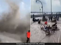 समुद्री लहरों के साथ सेल्फी ले रहा थे लोग, अचानक आ गई तेज लहर, जमीन पर औंधे मुंह गिरे समुद्री लहरों के साथ सेल्फी ले रहा थे लोग, अचानक आ गई तेज लहर, जमीन पर औंधे मुंह गिरे