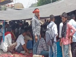 लखीसराय के बड़हिया स्टेशन की पटरी पर जमे प्रदर्शनकारी,  56 से अधिक ट्रेनों का रूट डायवर्ट, 30 रद्द लखीसराय के बड़हिया स्टेशन की पटरी पर जमे प्रदर्शनकारी,  56 से अधिक ट्रेनों का रूट डायवर्ट, 30 रद्द