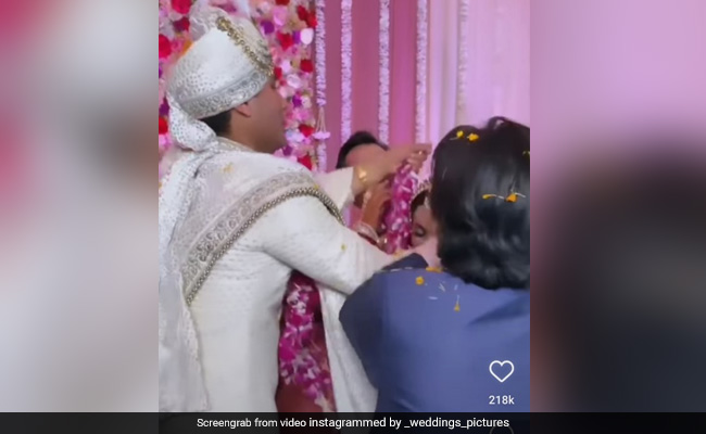 वरमाला पहनने से बच रही थी दुल्हन तो दूल्हे ने फिल्मी स्टाइल में जबरन डाली माला, लोग बोले- वरमाला है या हाथापाई