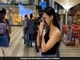 VIDEO: करण कुंद्रा के प्यार में डूबी तेजस्वी ने एयरपोर्ट पर सबको चौंकाया, कुछ इस तरह आईं नजर VIDEO: करण कुंद्रा के प्यार में डूबी तेजस्वी ने एयरपोर्ट पर सबको चौंकाया, कुछ इस तरह आईं नजर