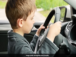 4 साल का बच्चा सड़क पर मक्खन की तरह दौड़ाता दिखा कार, लोगों के उड़े होश 4 साल का बच्चा सड़क पर मक्खन की तरह दौड़ाता दिखा कार, लोगों के उड़े होश
