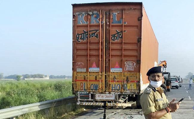SUV With 11 People Hits Truck On UP Highway, 2 Children Among 5 Dead