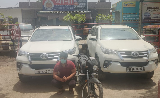 नोएडा : गाड़ियों पर खतरनाक स्टंट करना युवक को पड़ा भारी, पुलिस ने किया गिरफ्तार