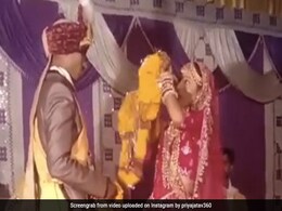 दुल्हन ने गुस्से में उठाकर दूल्हे पर फेंक दी वरमाला, पहनाने का ऐसा तरीका देख डर गए लोग, बोले- कौन सा बदला ले रही है दुल्हन ने गुस्से में उठाकर दूल्हे पर फेंक दी वरमाला, पहनाने का ऐसा तरीका देख डर गए लोग, बोले- कौन सा बदला ले रही है