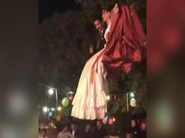 जेसीबी के ऊपर बैठ दूल्हा-दुल्हन ने मारी एंट्री, अचानक बिगड़ा बैलेंस और गिरे धड़ाम, इसके बाद जो हुआ देख खड़े हो जाएंगे रोंगटे जेसीबी के ऊपर बैठ दूल्हा-दुल्हन ने मारी एंट्री, अचानक बिगड़ा बैलेंस और गिरे धड़ाम, इसके बाद जो हुआ देख खड़े हो जाएंगे रोंगटे