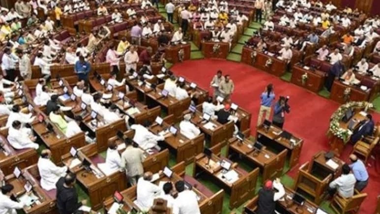 खाओ अपनी बीवी की कसम... यूपी एसेंबली में पानी पर बहस के बीच नेताजी क्‍या बोल गए 