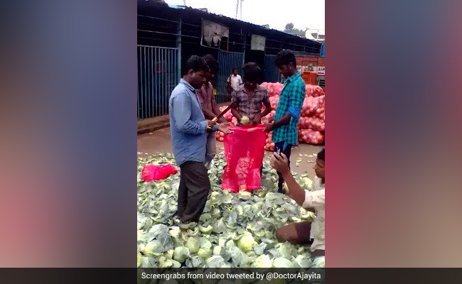 इस शख्स के सामने तो रोबोट भी फेल है,  वायरल वीडियो देख दंग रह जाएंगे आप