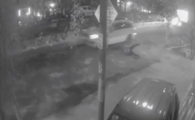 गाजियाबाद: कुत्ते को लेकर शिकायत की तो तेज रफ्तार कार से मारी टक्कर, CCTV में कैद घटना