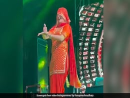 Sapna Choudhary Latest Dance Video: सपना चौधरी ने सलवार सूट में स्टेज पर फिर दिखाया जोरदार डांस, फैंस को याद आ जाएंगे पुराने दिन Sapna Choudhary Latest Dance Video: सपना चौधरी ने सलवार सूट में स्टेज पर फिर दिखाया जोरदार डांस, फैंस को याद आ जाएंगे पुराने दिन