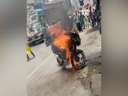 पुलिस की बाइक में लगी आग, कॉन्स्टेबल और होमगार्ड ने कूदकर बचाई जान पुलिस की बाइक में लगी आग, कॉन्स्टेबल और होमगार्ड ने कूदकर बचाई जान