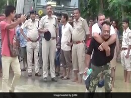 VIDEO : बाढ़ के पानी से बचने के लिए कर्मचारी की पीठ पर सवारी करते नजर आए BJP विधायक VIDEO : बाढ़ के पानी से बचने के लिए कर्मचारी की पीठ पर सवारी करते नजर आए BJP विधायक