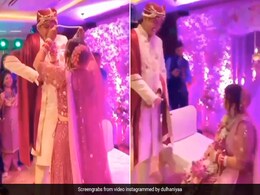 दूल्हा नहीं डालने दे रहा था वरमाला, फिर दुल्हन ने चली चाल, स्टेज पर ही बैठ गई और फिर किया कुछ ऐसा - देखें Video दूल्हा नहीं डालने दे रहा था वरमाला, फिर दुल्हन ने चली चाल, स्टेज पर ही बैठ गई और फिर किया कुछ ऐसा - देखें Video