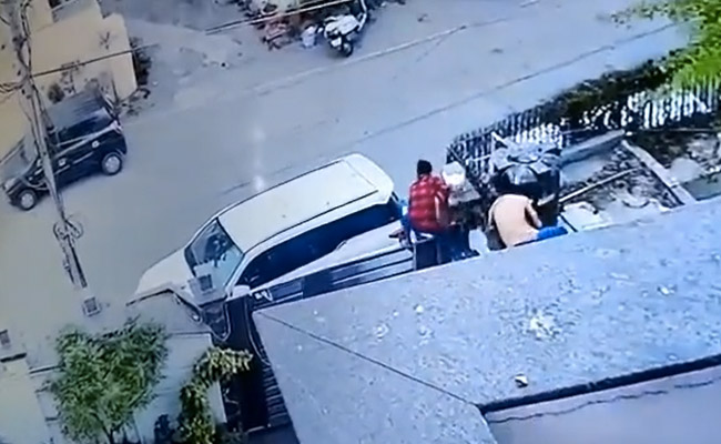 दिल्ली में सिविल लाइन्स इलाके में मर्डर का CCTV फुटेज आया सामने, कोठी से भागते दिखे आरोपी