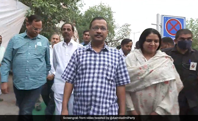Arvind Kejriwal Takes KCR On Tour Of Delhi's "World-Famous Schools"