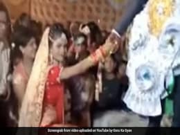 होने वाली पत्नी से मिलने के लिए दूल्हे ने स्टेज पर किया ऐसा काम, देखने वालों को आ गया गुस्सा, बोले- इतनी क्या जल्दी थी? होने वाली पत्नी से मिलने के लिए दूल्हे ने स्टेज पर किया ऐसा काम, देखने वालों को आ गया गुस्सा, बोले- इतनी क्या जल्दी थी?