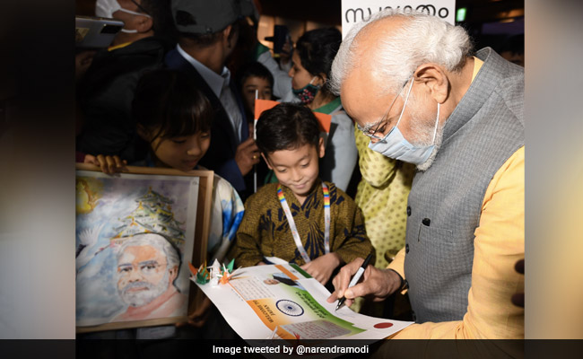 जापानी बच्चे की हिन्दी सुन गदगद हुए PM मोदी, ऑटोग्राफ देकर पूछा- "आपने कहाँ से सीखी?.."