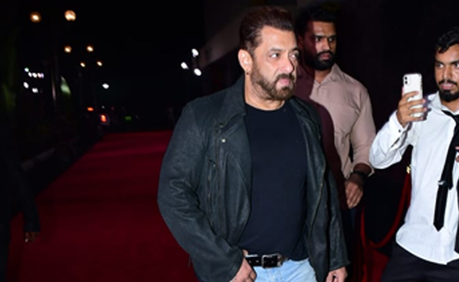 करण जौहर की पार्टी में सबसे आखिरी में और अकेले पहुंचे सलमान खान, चेहरा देख फैन्स बोले- इतने गुस्से में