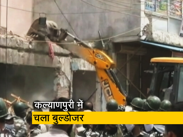 दिल्ली के कल्याणपुरी में चला बुल्डोजर, हिरासत में लिए गए आप विधायक