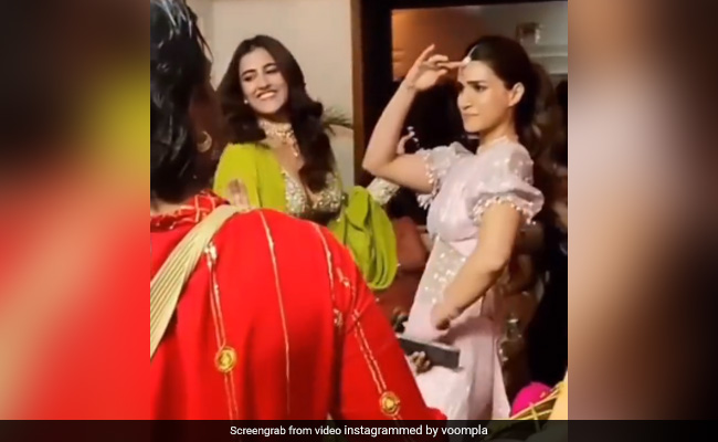 लोगों की भीड़ में बहन नुपुर संग ठुमके लगाती नजर आईं कृति सेनन, एक्ट्रेस का डांस देख दीवाने हुए फैंस