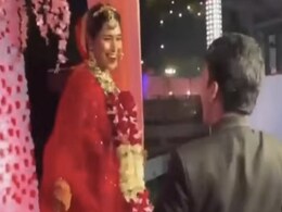 स्टेज पर अकेले डांस कर रही थी दुल्हन, तभी आ गया बेस्ट फ्रेंड, दोनों ने मिलकर मचाया ऐसा धमाल कि देखते रह गया दूल्हा  स्टेज पर अकेले डांस कर रही थी दुल्हन, तभी आ गया बेस्ट फ्रेंड, दोनों ने मिलकर मचाया ऐसा धमाल कि देखते रह गया दूल्हा