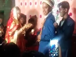 दुल्हन की मिठाई को दूल्हे ने दोस्तों पर फेंका, गुस्साई लड़की ने किया कुछ ऐसा देख हक्के-बक्के रह गए लोग, बोले- मर्दानी है ये  दुल्हन की मिठाई को दूल्हे ने दोस्तों पर फेंका, गुस्साई लड़की ने किया कुछ ऐसा देख हक्के-बक्के रह गए लोग, बोले- मर्दानी है ये