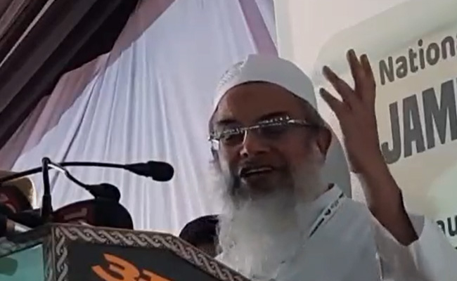 &ldquo;जुल्म सह लेंगे, मगर मुल्क पर आंच नहीं आने देंगे&rdquo;: जमीयत की बैठक में भावुक होते हुए बोले मौलाना महमूद मदनी