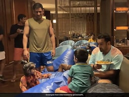 धोनी के साथ मिलकर CSK खिलाड़ियों ने मनाया ईद का जश्न, उठाया लजीज पकवानों का लुत्फ - Video धोनी के साथ मिलकर CSK खिलाड़ियों ने मनाया ईद का जश्न, उठाया लजीज पकवानों का लुत्फ - Video