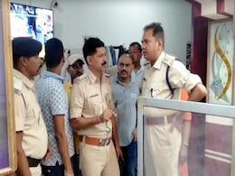 बिहार : गुंडे दिनदहाड़े गहनों की दुकान में घुसे, दो भाइयों को गोली मार लूटपाट कर हुए फरार बिहार : गुंडे दिनदहाड़े गहनों की दुकान में घुसे, दो भाइयों को गोली मार लूटपाट कर हुए फरार