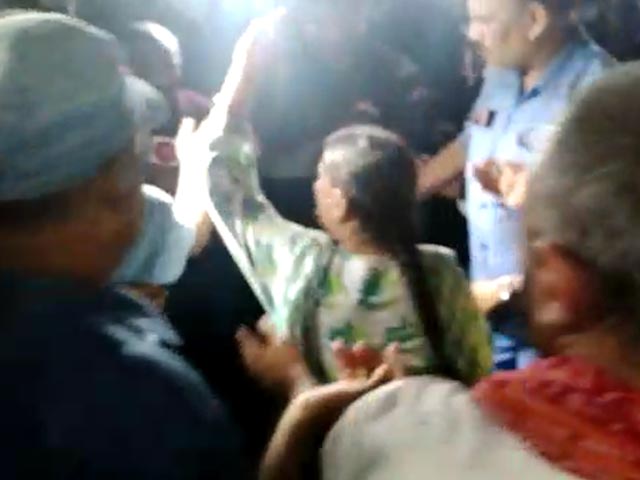Watch: Lalu Yadav Wife Rabri Devi Smacks Supporter Heckling CBI Officers