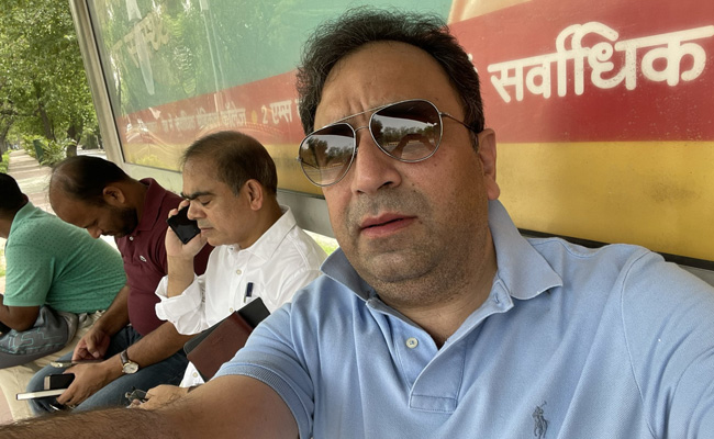 सरकारी 'फरमान' के बाद दिल्ली के परिवहन आयुक्त ने सरकारी बस में की यात्रा, CM अरविंद केजरीवाल बोले - 'दुर्लभ दृश्य'