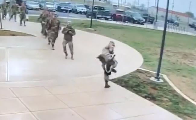 हंस ने सैनिकों पर हमला कर दिया, वीडियो देख आप भी दंग हो जाएंगे