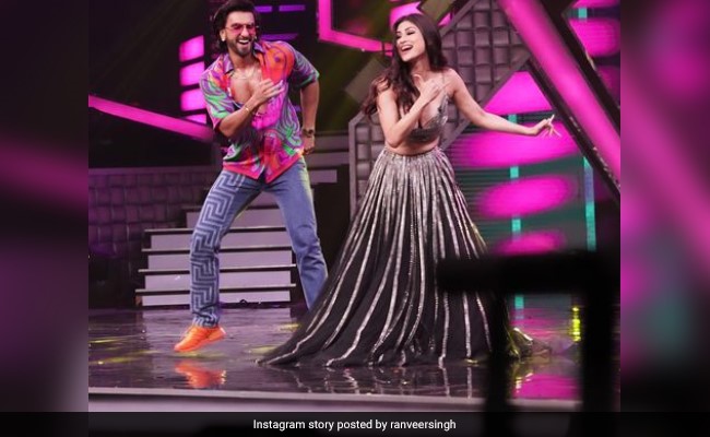 <i>"Reham Karo</i>," Ranveer Singh Tells Mouni Roy, "The Real Reason Behind Global Warming"