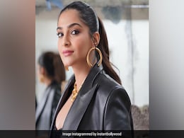 सोनम कपूर की बेबी बंप के साथ वायरल हुईं फोटोज तो बैकग्राउंड पर गया फैन्स का ध्यान, बोले- मजनू भाई की पेंटिंग किसने लगाई सोनम कपूर की बेबी बंप के साथ वायरल हुईं फोटोज तो बैकग्राउंड पर गया फैन्स का ध्यान, बोले- मजनू भाई की पेंटिंग किसने लगाई