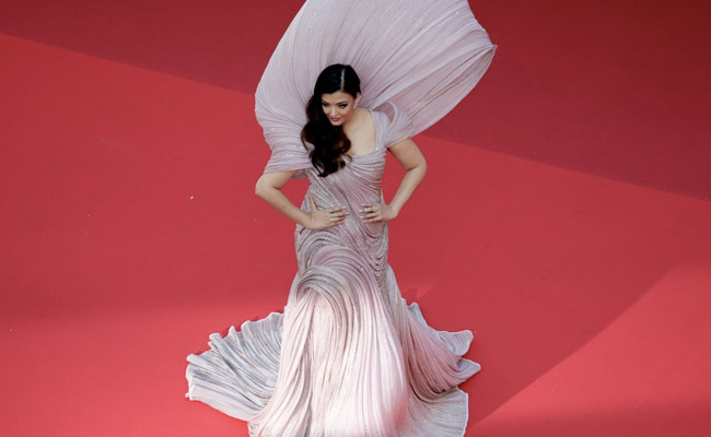 Cannes 2022: Aishwarya Rai Bachchan Wears A <i>Desi</i> Designer On The Red Carpet And It's Not Sabyasachi